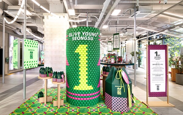 1주년 테마로 꾸며진 '올리브영N 성수' 내부 전경(사진=CJ올리브영)