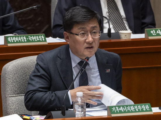 사진: 김성환 기후에너지환경부 장관이 환경 문제와 관련한 질의에 답하고 있다. (연합뉴스)