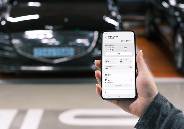 현대자동차·기아는 삼성전자의 글로벌 스마트홈 플랫폼인 '삼성 스마트싱스'와 커넥티드 카 서비스를 연동한 '홈투카' 서비스를 개시한다고 밝혔다. 사진은 삼성 스마트싱스로 커넥티드 카 서비스를 이용하는 모습.(사진=현대기아차 제공)