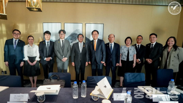 사진 : 지난 1일 부산에서 박상신 DL이앤씨 대표가 페르디난드 마르코스 주니어 필리핀 대통령과 만나 사진을 찍고 있다. 왼쪽 다섯 번째부터 페르디난드 마르코스 주니어 필리핀 대통령, 박상신 DL이앤씨 대표, 유재호 DL이앤씨 플랜트사업본부장, 버나뎃 테레세 페르난데스(Bernadette Therese C. Fernandez) 주한 필리핀 대사.(DL이앤씨 제공)