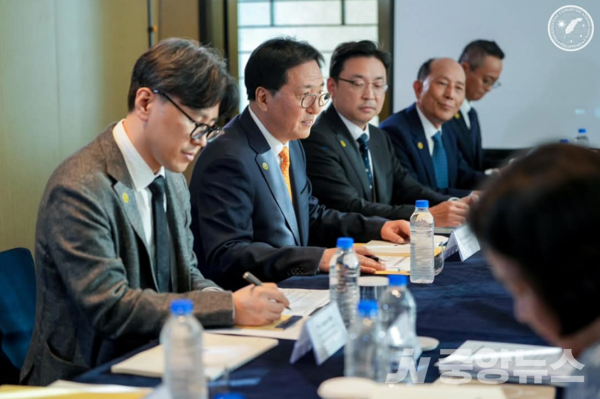 사진 : 박상신 DL이앤씨 대표(왼쪽 두 번째)가 지난 1일 부산에서 페르디난드 마르코스 주니어 필리핀 대통령을 만나 에너지 및 인프라 사업에 대한 현안을 설명하고, 향후 추진할 사업 계획에 대한 지속적인 협력 방안을 논의했다.