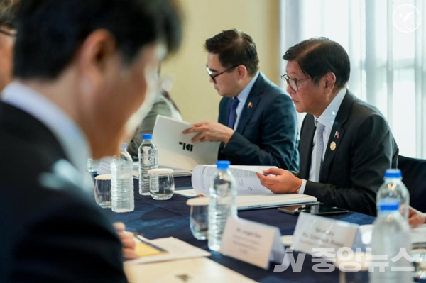 사진: 페르디난드 마르코스 주니어 필리핀 대통령(오른쪽)이 지난 1일 부산에서 박상신 DL이앤씨 대표로부터 에너지 및 인프라 사업에 대한 설명을 듣고 있다.
