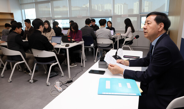 구윤철 부총리 겸 기획재정부 장관이 19일 정부세종청사 기재부 기자실에서 출입기자단 간담회를 열고 있는 모습.(사진=연합뉴스)