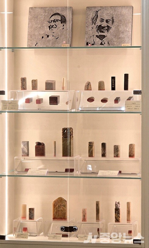 . 작은 인장 하나에 담긴 장인의 손길과 예술적 감각, 그 속에 새겨진 이름과 뜻이 전하는 깊은 울림이 바로 인장안에 있다. (사진: 류재림)