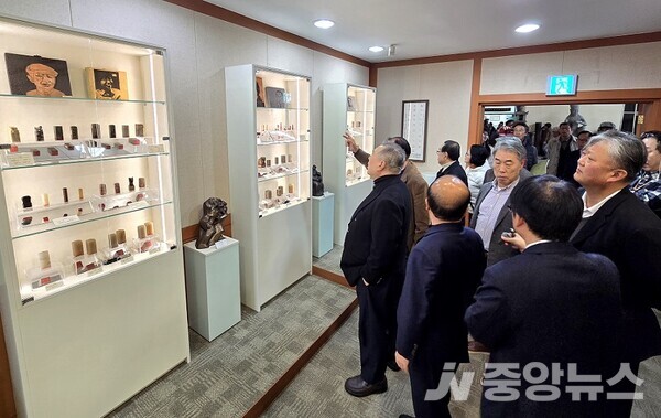 이재인 인장박물관 관장이 함기선 한서대학교 총장에게 인장에 대한 설명을 하고 있다.