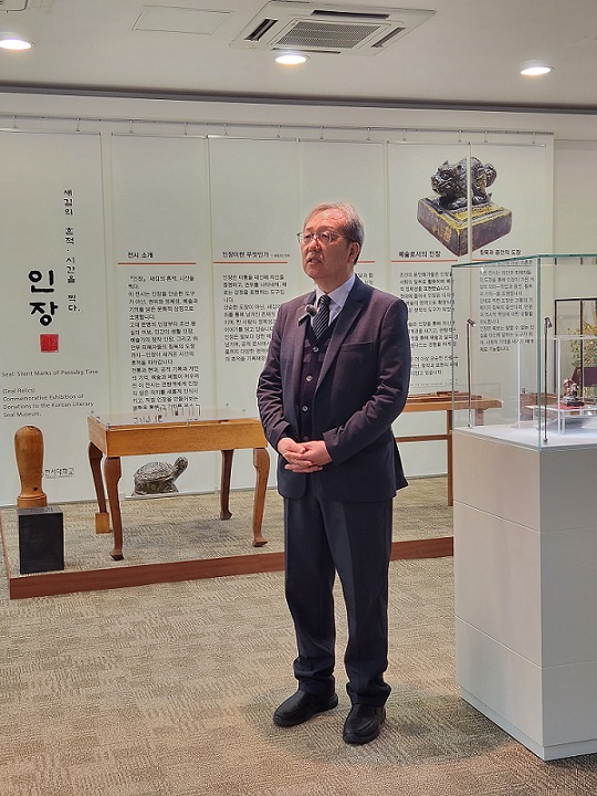 위광철 한서대학교 박물관장이 기자와 인터뷰를  하고 있다. 