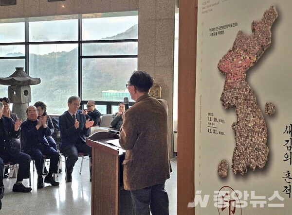 사진: 이재인  한국문인인장박물관 관장이 인사말을 전하고 있다. 