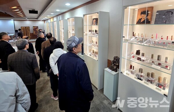 2025년 한서대학교 박물관 ‘이재인 한국문인인장박물관 기증유물’ 특별전에 참석한 관람객들이 인장을 살펴보고 있다. 