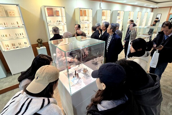 2025년 한서대학교 박물관 ‘이재인 한국문인인장박물관 기증유물’ 특별전에 참석한 관람객들이 인장을 살펴보고 있다