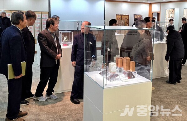 2025년 한서대학교 박물관 ‘이재인 한국문인인장박물관 기증유물’ 특별전에 참석한 관람객들이 인장을 살펴보고 있다