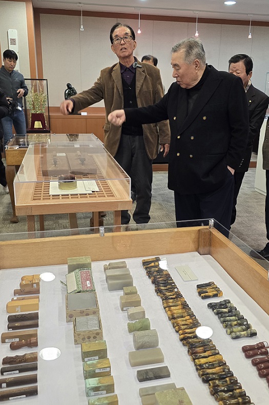 이재인 인장박물관 관장이 함기선 한서대학교 총장에게 인장에 대한 설명을 하고 있다.