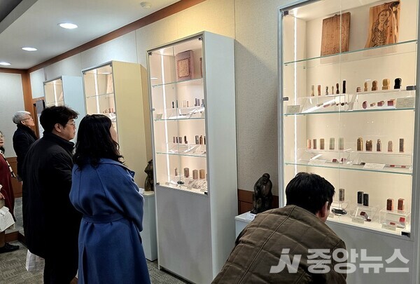 2025년 한서대학교 박물관 ‘이재인 한국문인인장박물관 기증유물’ 특별전에 참석한 관람객들이 인장을 살펴보고 있다
