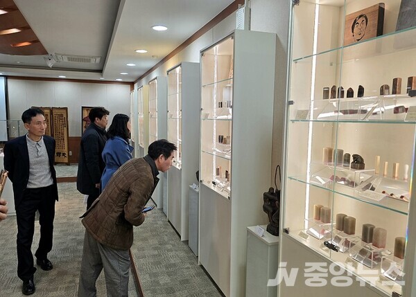 2025년 한서대학교 박물관 ‘이재인 한국문인인장박물관 기증유물’ 특별전에 참석한 관람객들이 인장을 살펴보고 있다