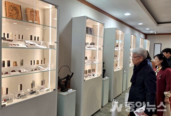 2025년 한서대학교 박물관 ‘이재인 한국문인인장박물관 기증유물’ 특별전에 참석한 관람객들이 인장을 살펴보고 있다