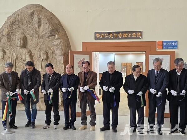 인장 기증유물 특별전 전시(2025년 11월 19일)가 한서대학교 연암도서관(H7) 5층 박물관 인장 전시실에서 함기선 총장과 위광철 박물관장, 이재인 인장박물관장을 비롯한 학계, 문화계 인사들이 참석한 가운데 컷팅식과 함께 공개 행사가 열였다.(사진: 류재림)