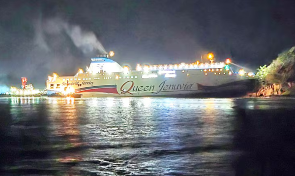 전남 신안군 무인도인 족도에 좌초된 대형 여객선이 20일 새벽 해경에 의해 이초되고 있다.(목포해경 제공)  