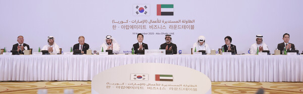 아랍에미리트(UAE)를 국빈 방문 중인 이재명 대통령이 19일(현지시간) 아부다비의 한 호텔에서 열린 한-UAE 비즈니스 라운드테이블에서 박수를 치고 있는 모습.왼쪽부터 정의선 현대자동차 그룹 회장, 압둘라 사이프 알 누아이미 주한UAE 대사, 류진 한국경제인협회 회장, 알 스와이디 투자부 장관, 이재명 대통령, 칼리드 왕세자, 칼둔 칼리파 알 무바라크 무바달라 CEO, 김정관 산업부 장관, 알제유디 대외무역부장관, 이재용 삼성전자 회장.(사진=연합뉴스)