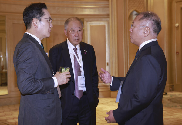 이재용 삼성전자 회장(왼쪽부터), 류진 한국경제인협회 회장, 정의선 현대자동차 그룹 회장이 19일(현지시간) 아랍에미리트(UAE) 아부다비의 한 호텔에서 열린 한-UAE 비즈니스 라운드테이블에서 이야기를 나누고 있는 모습.(사진=연합뉴스)