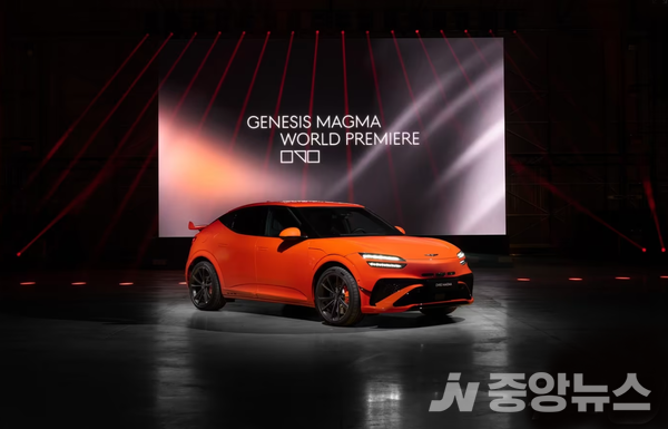 제네시스가 20일(현지시간) 프랑스 남부 르 카스텔레(Le Castellet)에 위치한 폴 리카르 서킷에서 브랜드 최초 고성능 모델 'GV60 마그마'(GV60 Magma)를 처음 공개했다. (제네시스 제공)  