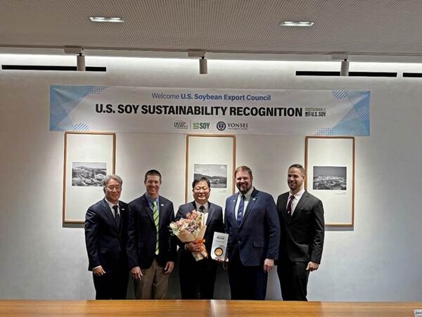 (좌측부터)이형석 미국대두협회 한국지사 대표, 매튜 게던 미국대두위원회 이사, 손범락 연세유업 상무, 채드 워너 오하이오 대두협회 이사, 윌 맥네어 미국대두협회 글로벌 이사 (사진=연세유업)