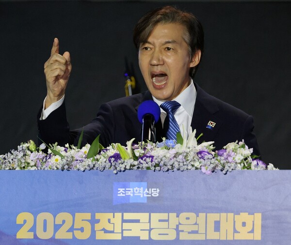 조국혁신당 조국 대표가 23일 오후 청주 오스코에서 열린 전당대회에서 당 대표로 선출된 뒤 소감을 발표하고 있는 모습. (사진=연합뉴스0