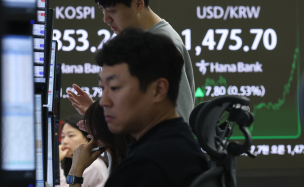 사진:  서울 하나은행 본점 딜링룸에서 딜러들이 업무를 보고 있다.(연합뉴스)