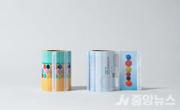 LG화학의 초박막 포장 필름 소재인 ‘유니커블(UNIQABLE™)’ 연출 사진. (사진 제공=LG화학)