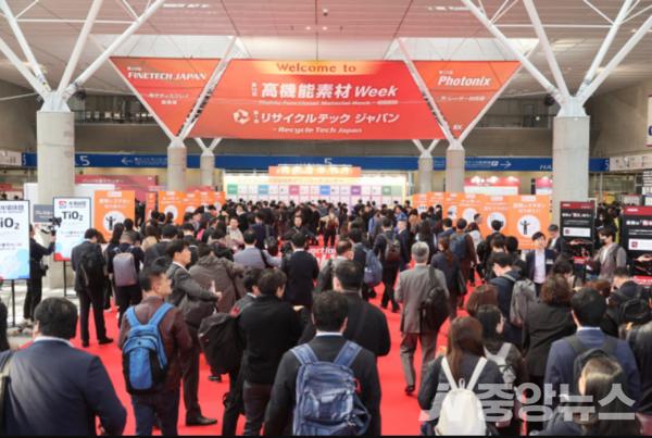 사진: 11월 일본 도쿄에서 열린 ‘고기능 소재 위크 도쿄 2025’ 전시회 전경
