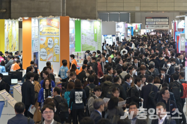 사진: 11월 일본 도쿄에서 열린 ‘고기능 소재 위크 도쿄 2025’ 전시회 전경