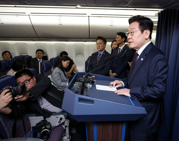 이재명 대통령이 23일(현지시간) G20 정상회의 일정을 마치고 남아프리카공화국에서 다음 방문지인 튀르키예로 향하는 공군 1호기에서 순방 기내 기자간담회를 하고 있는 모습.(사진=연합뉴스)