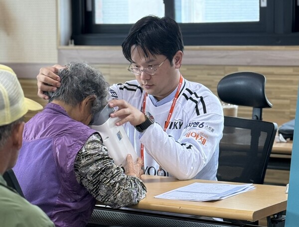 홍천군 주민이 '위스키'와 '옵티나'를 통해 안저검진을 받고 있다.(사진=대웅제약)