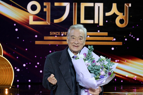 '2024 KBS 연기대상'에서 대상 수상자로 배우 이순재가 KBS 연기대상을 거머쥐었다. KBS 역대 최고령 대상 수상자다.(사진=연합뉴스)