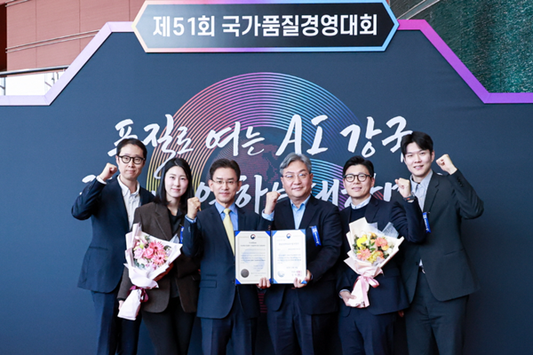 대한항공씨앤디서비스 최덕진(왼쪽 셋째) 대표가 제51회 국가품질경영대회'에서 품질경쟁력 우수기업으로 선정된 후 직원들과 기념 촬영을 하고 있다. (사진=대한항공C&D)