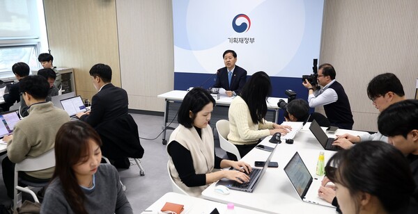 구윤철 부총리 겸 기획재정부 장관이 26일 정부세종청사 중앙동에서 열린 기자간담회에서 발언하고 있는 모습.(사진=연합뉴스)