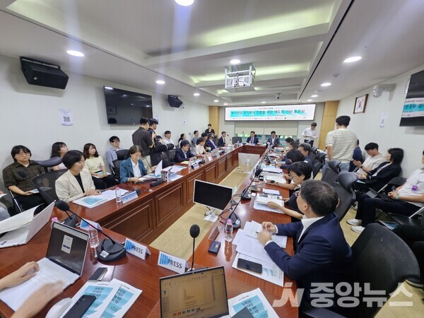 8일 국회에서 열린 ‘K-GX 전략의 법제화’ 정책토론회에서 참석자들이 녹색산업 국가 전환을 위한 법·제도적 기반 마련과 기후테크 산업 육성 방안을 논의하고 있다. (사진=중앙뉴스)